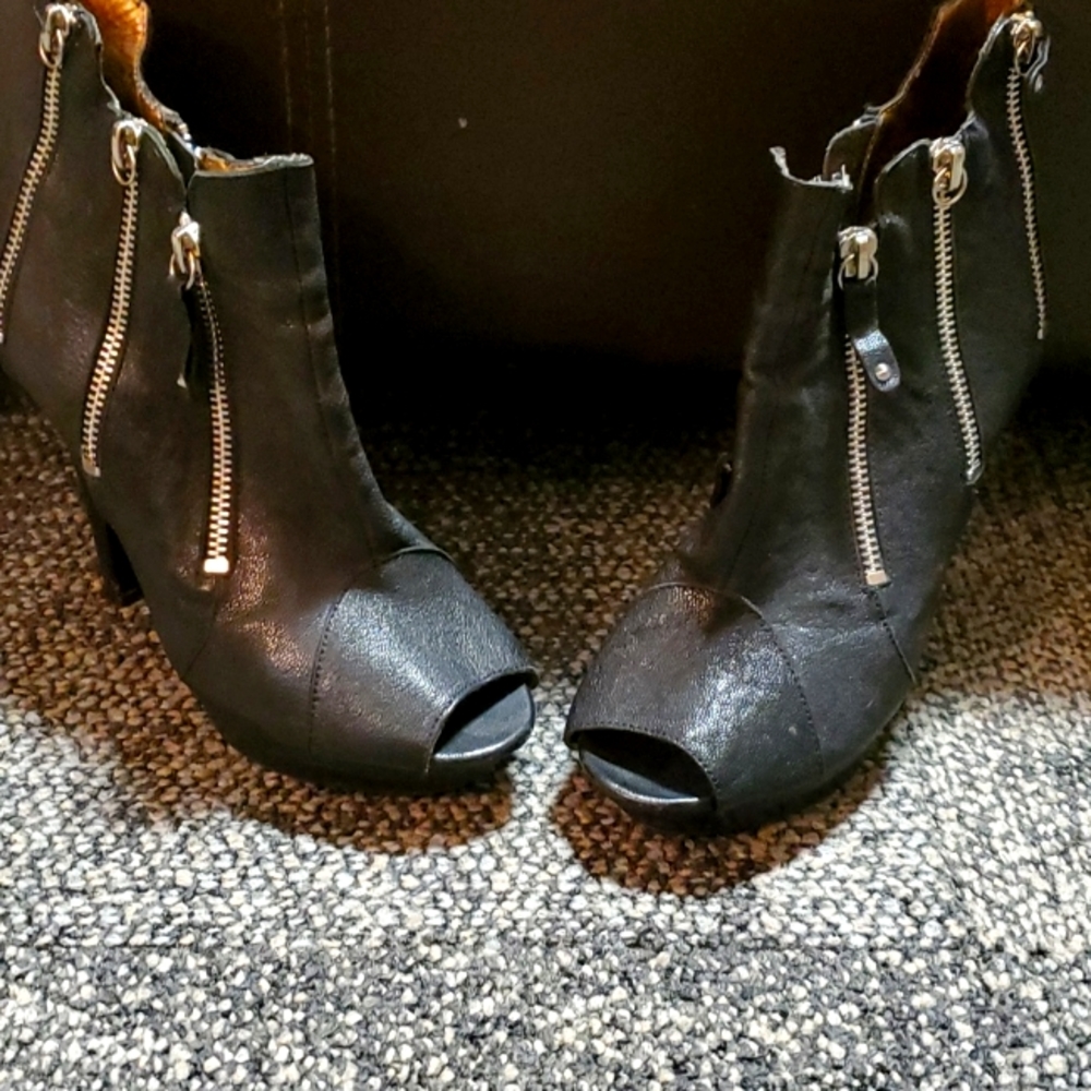 Pep Toe black leather Pumps w/zipper